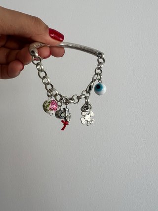 Pulsera plateada con charms