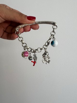 Pulsera plateada con charms