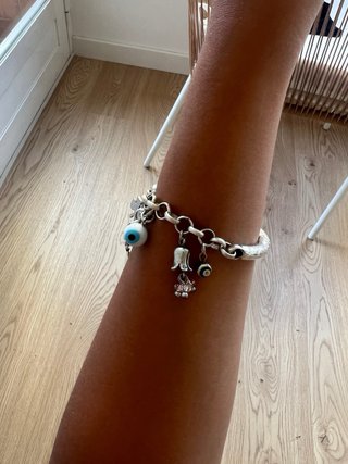 Pulsera plateada con charms