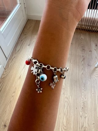 Pulsera plateada con charms