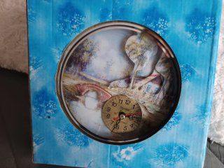 Reloj de cristal con paisaje y pilas
