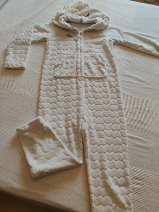 Pijama mono blanco con corazones