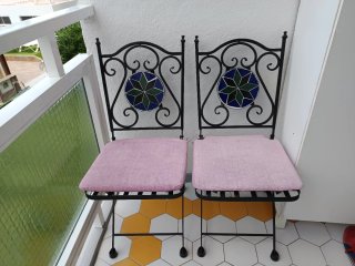 Sillas de terraza metálicas con dibujos de azulejo
