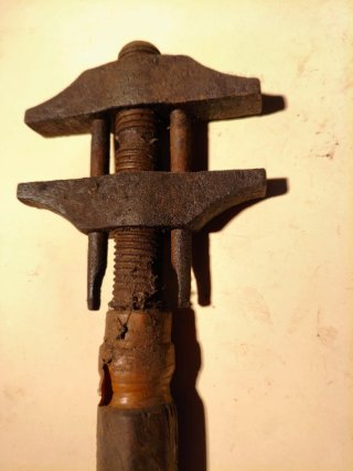 Llave inglesa antigua y herramientas