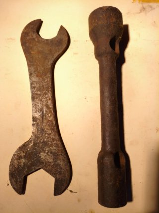 Llave inglesa antigua y herramientas