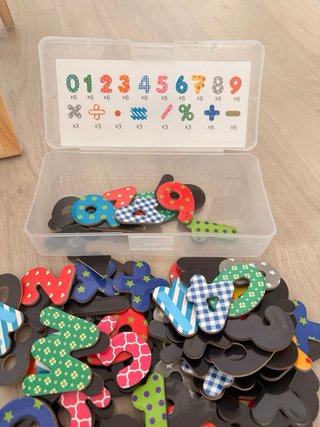 Pizarra infantil de madera con accesorios