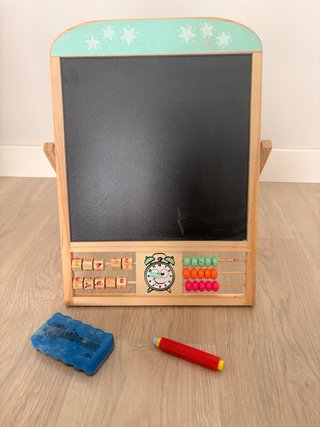 Pizarra infantil de madera con accesorios