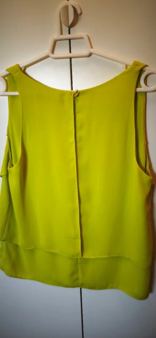 Blusa verde con volantes