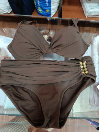 Bikini marrón con detalle dorado