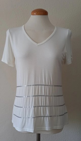 Camiseta blanca con lentejuelas plateadas