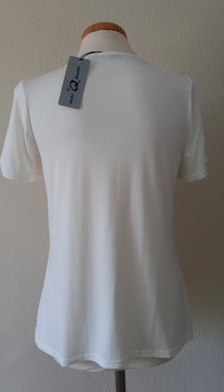 Camiseta blanca con lentejuelas plateadas
