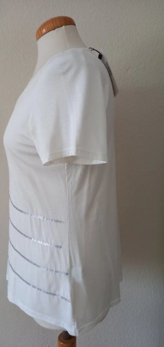 Camiseta blanca con lentejuelas plateadas