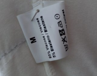 Camiseta blanca con lentejuelas plateadas