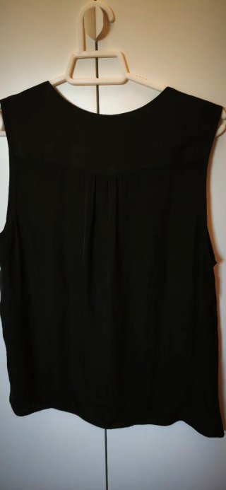 Blusa negra sin mangas