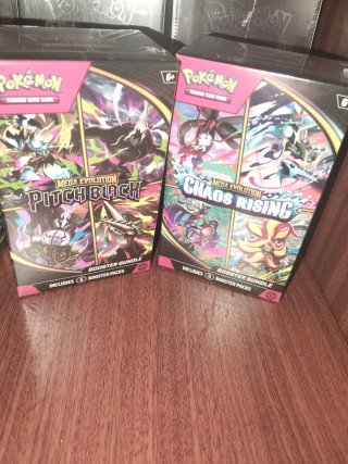Caja Pokémon Mega Evolution Pitch Black y Chaos Ri