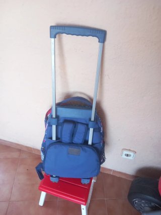 Mochila con ruedas y diseño colorido