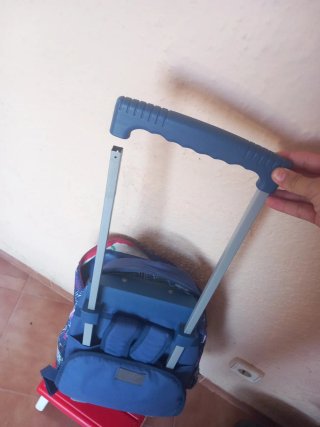 Mochila con ruedas y diseño colorido