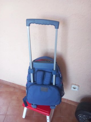 Mochila con ruedas y diseño colorido