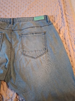 Pantalón vaquero azul claro con elastano