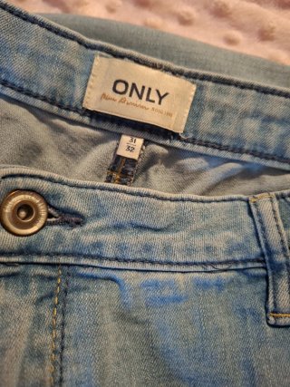Pantalón vaquero azul claro con elastano
