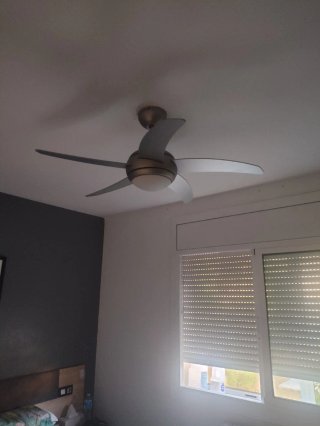 Ventilador de techo  con luz y mando a distancia