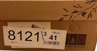 Caja de zapatillas con cromos
