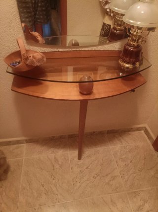Recibidor de madera y cristal
