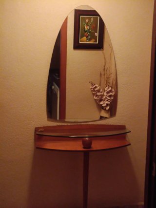 Recibidor de madera y cristal