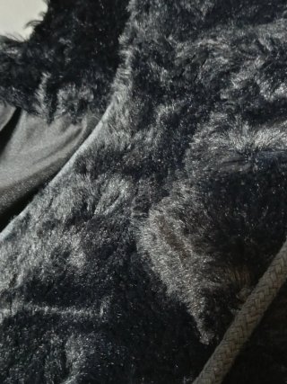 Chaqueta negra peluche capucha Pull&Bear