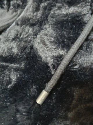 Chaqueta negra peluche capucha Pull&Bear