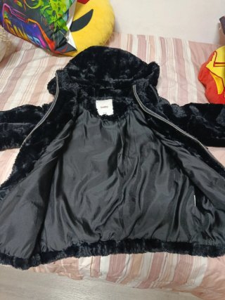 Chaqueta negra peluche capucha Pull&Bear