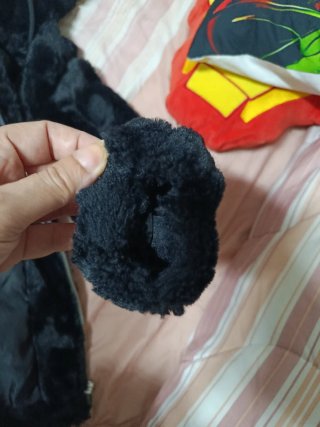 Chaqueta negra peluche capucha Pull&Bear