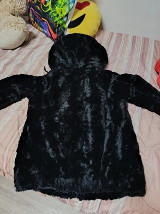 Chaqueta negra peluche capucha Pull&Bear