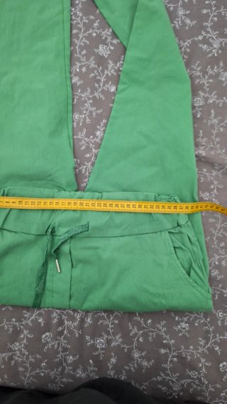 Pantalón juvenil verde con rotos