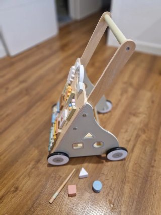 Caminador/andador de madera con actividades