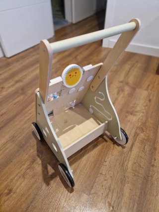 Caminador/andador de madera con actividades