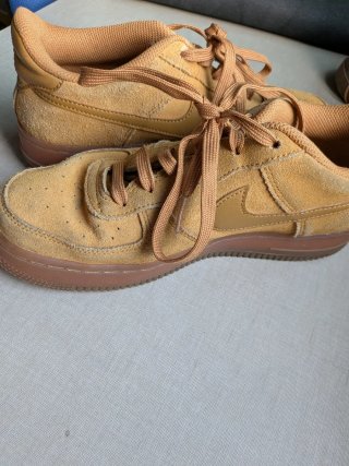 Nike Air Force 1 lv8 3 Mostaza