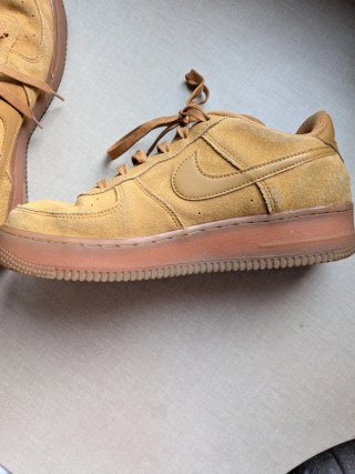 Nike Air Force 1 lv8 3 Mostaza