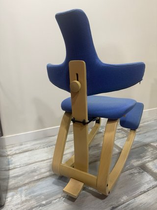 Silla ergonómica de rodillas con respaldo