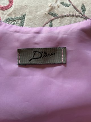 Elegante camisa sin mangas  lila con volantes
