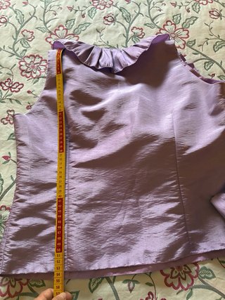 Elegante camisa sin mangas  lila con volantes