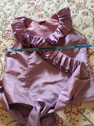 Elegante camisa sin mangas  lila con volantes
