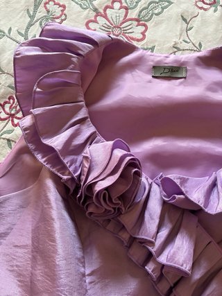 Elegante camisa sin mangas  lila con volantes