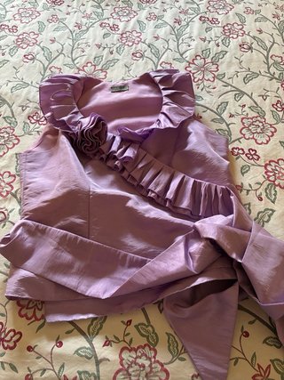 Elegante camisa sin mangas  lila con volantes