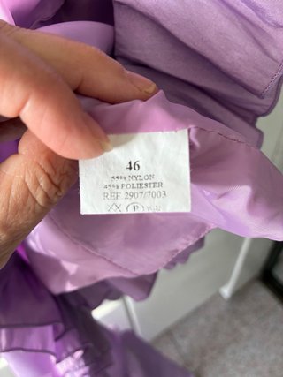 Elegante camisa sin mangas  lila con volantes