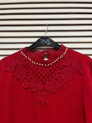 Blusa roja con encaje y perlas Talla S/M nueva