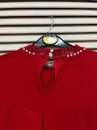 Blusa roja con encaje y perlas Talla S/M nueva