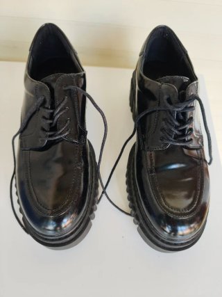 Zapatos negros charol gruesos
