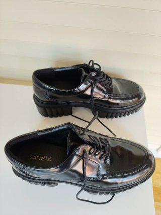 Zapatos negros charol gruesos