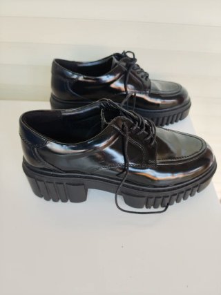 Zapatos negros charol gruesos